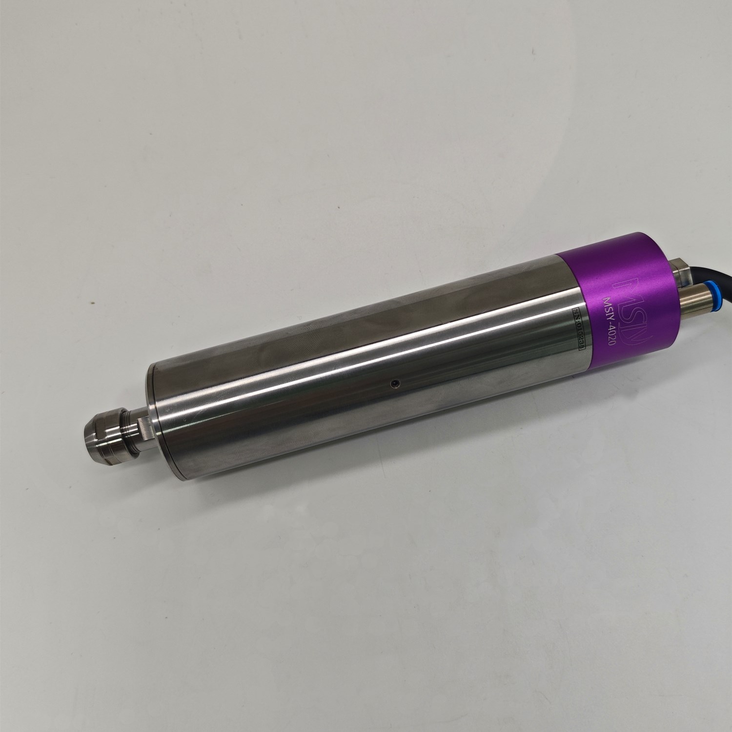 MSIY-4020 electric spindle belongs to brushless electric spindle, with an outer diameter of 40mm and an adjustable speed of 1000-20000rpm. It can be installed on CNC machine tools, robotic arms or various specialized machines for drilling, milling, chamfering, cutting and other processing.