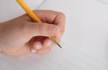 孩子用左手写字吃饭，该不该纠正呢？