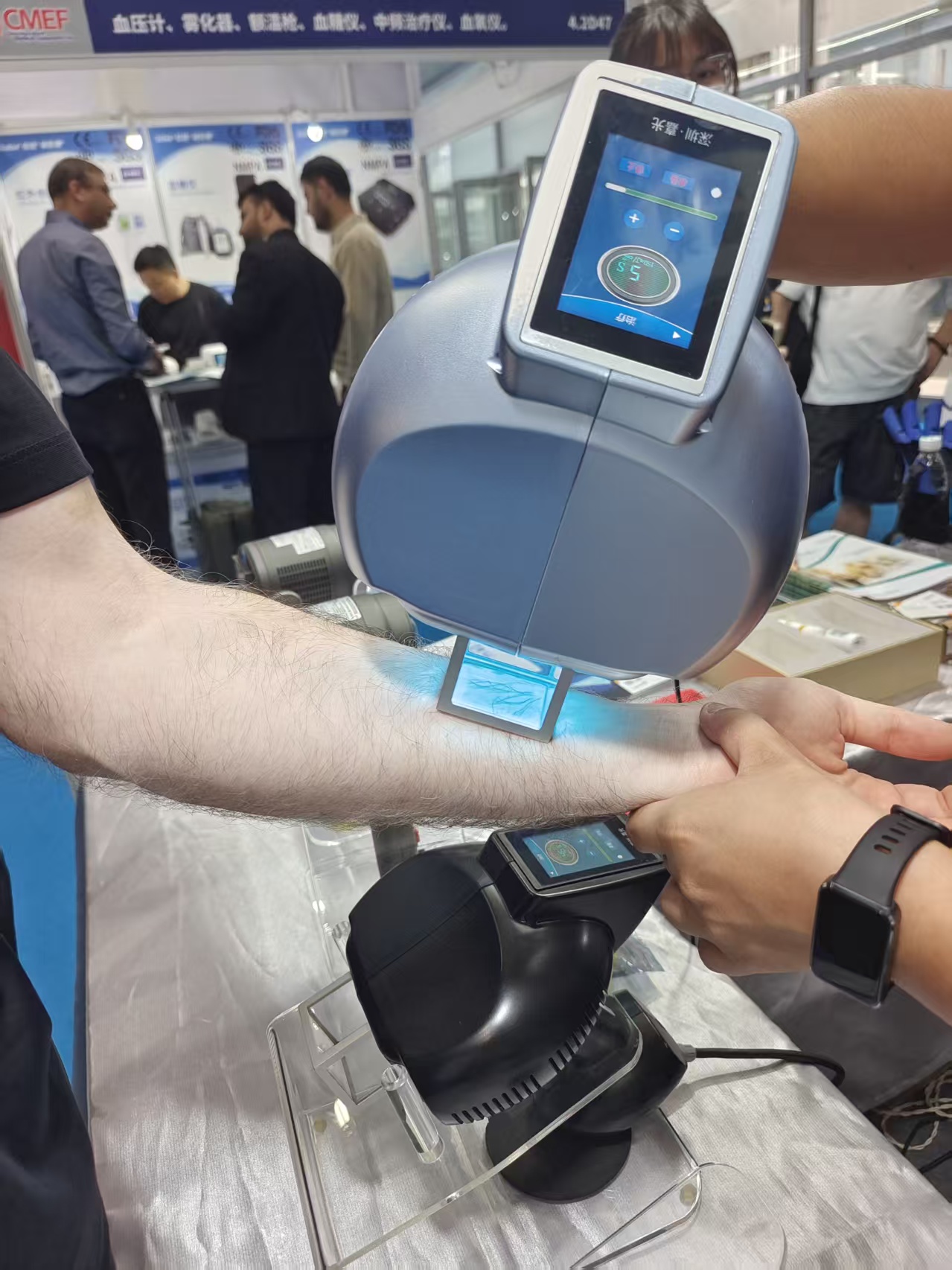 外国客户试用深圳嘉光光专嘉品牌308准分子光疗仪