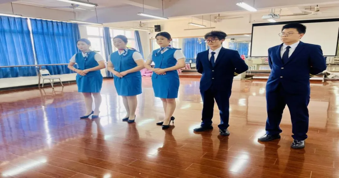 Eagles spread their wings in the clouds, embarking on a new journey online | Sanya Phoenix International Airport held a campus recruitment fair at our institute